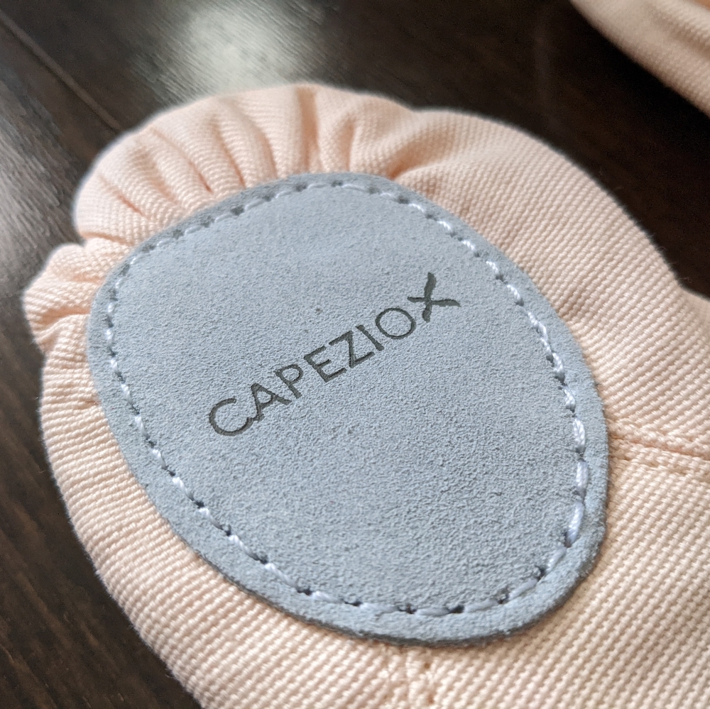 Capezio Womens 2028 Canvas Juliet Ballet Slipper/Shoe, 4.5 Wide (4 1/2 W) - Picture 4 of 5